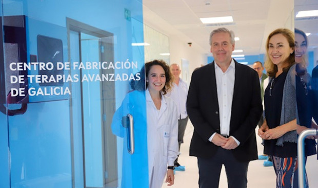 Los consejeros, Antonio Caamaño y María Martín, visitan el Centro de Terapias Avanzadas de Galicia. 