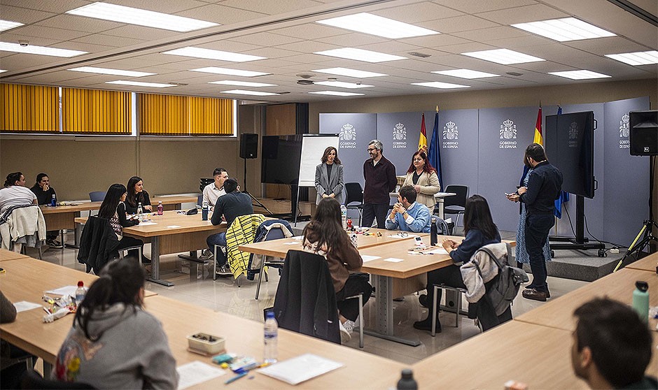  Mónica García, ministra de Sanidad, desea suerte a los aspirantes MIR 2024.