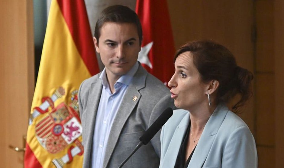  Juan Lobato y Mónica García se despiden de la Asamblea tras el anuncio de la nueva ministra. 