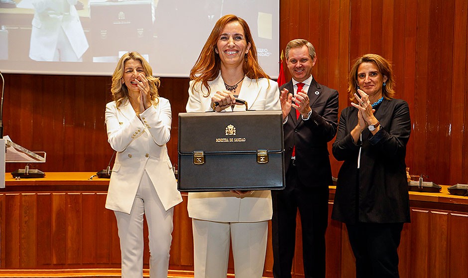  Mónica García recibe la cartera de Sanidad acompañada del exministro Miñones y las vicepresidentas Teresa Ribera y Yolanda Diaz