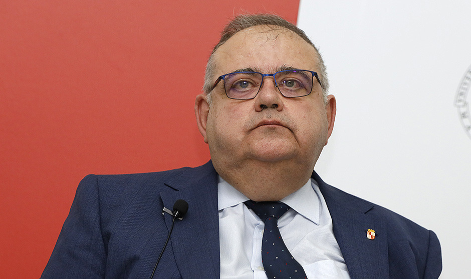 El consejero de Sanidad de Castilla y León, Alejandro Vázquez, entra en la polémica por la falta de oncólogos. 