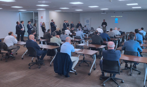 Imagen de una reunión de trabajo de Grupo Empresarial Electromédico (GEE)