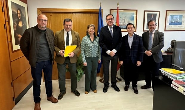 Foto de familia del momento del acuerdo entre Instituciones Penitenciarias y el CGE, que revisará las competencias enfermeras en prisiones.