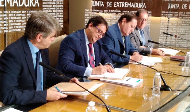 Gobierno y farmacias extremeñas firman un convenio que mejora la seguridad 