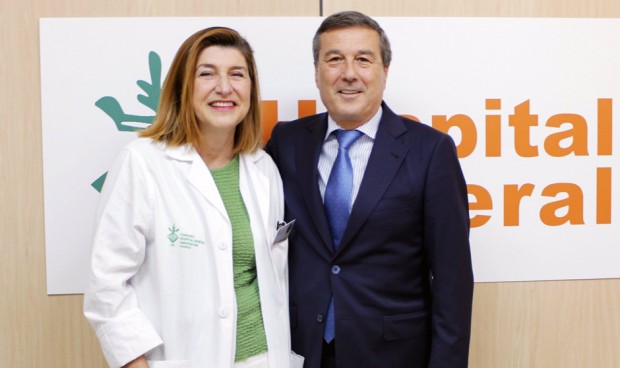 Goitzane Marcaida, directora gerente del Hospital General de Valencia, junto al conseller de Sanidad, Marciano Gómez.