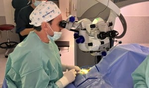  Gonzalo Bernabéu, director de HM Eye Center, realiza una cirugía en directo.