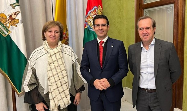 Pilar Rodríguez Ledo, Francisco Cuenca y Diego Vargas durante la presentación del congreso de SEMG en el Ayuntamiento de Granada.