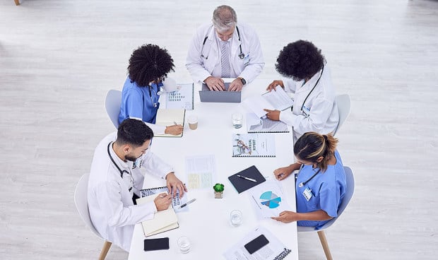 Médicos coordinando en una reunión.
