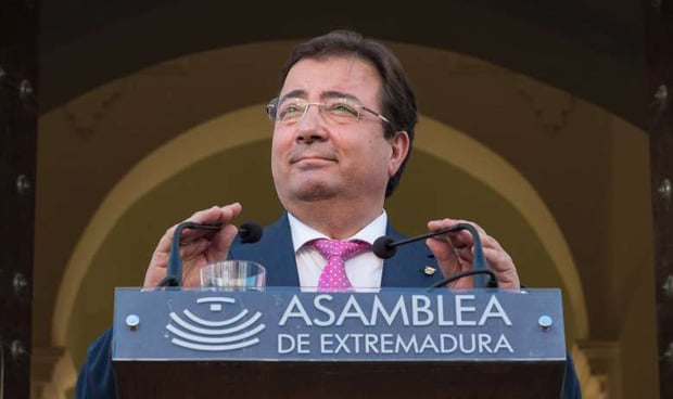 Fernández Vara, médico, es investido presidente de Extremadura