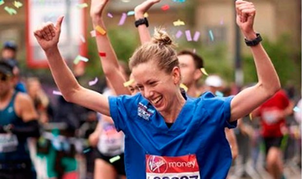 Guinness World rectifica y da el récord a la enfermera que corrió sin cofia