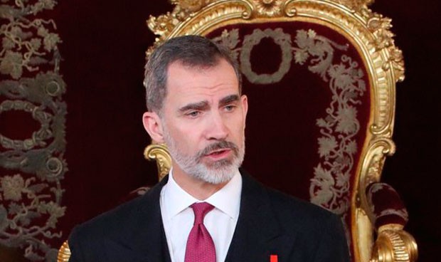 Guiño de complicidad entre los enfermeros y el rey Felipe