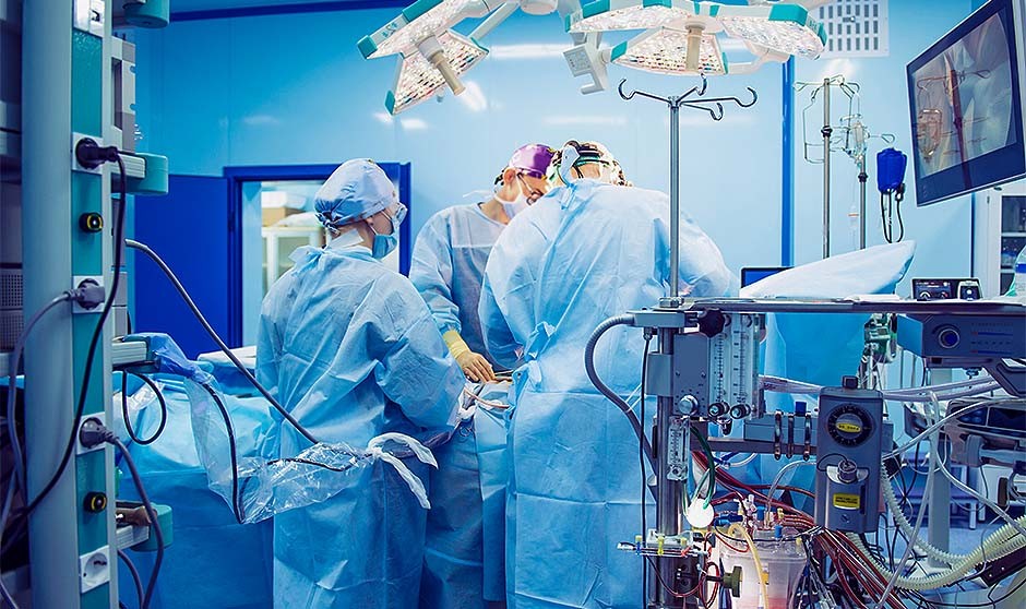 Médicos trabajando en quirófano, donde recuerdan que no se pueden hacer fotos a los pacientes.