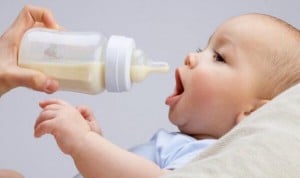 Hay más probabilidades de que un bebé sea zurdo si ha tomado biberón