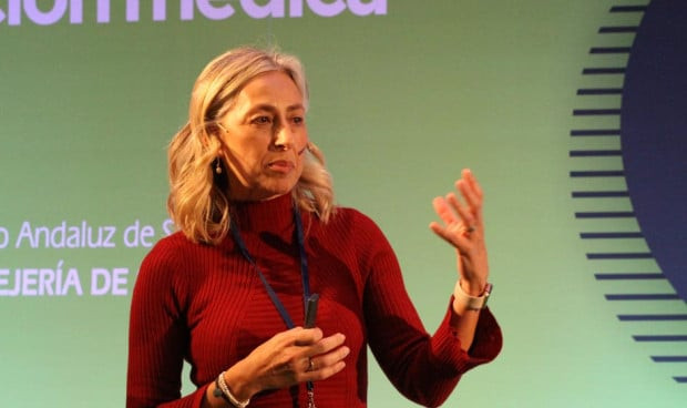 La consejera de Salud defiende el acuerdo marco que permite derivar al sector privado intervenciones quirúrgicas