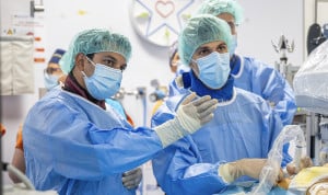 Equipo del Gregorio Marañón junto al experto mundial Sanjay Sinha realizando el primer cateterismo linfático pediátrico del SNS. 