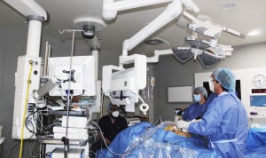 Joaquín Resa junto a su equipo durante una cirugía metabólica.