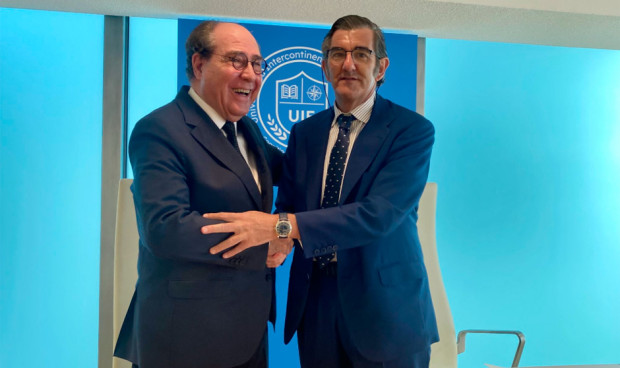  Miguel Ángel Escotet y Juan Abarca Cidón firman el convenio para formar sanitarios en Galicia.