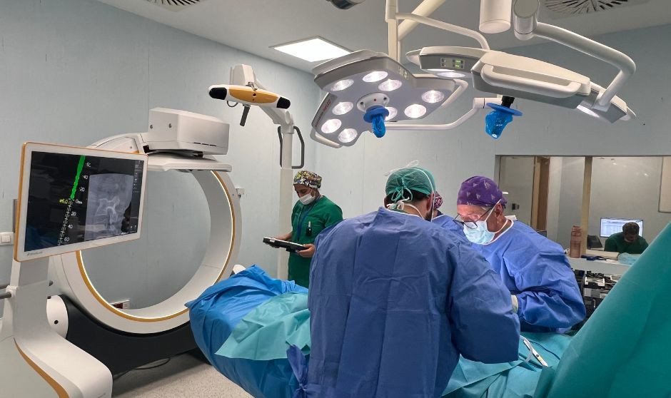 HM Málaga realiza cirugías de columna con un innovador navegador 3D