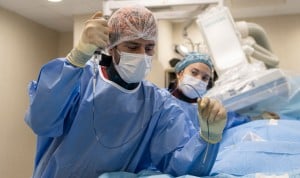 Intervención en la que el Hospital HM Nou Delfos le devuelve la calidad de vida a una paciente con una obstrucción del conducto biliar complicada