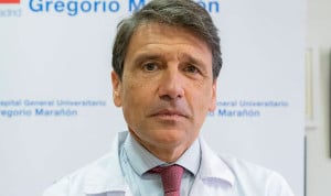 Un doctor posando con indumentaria de médico