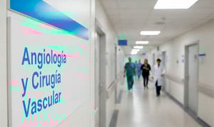 Un pasillo hospitalario con profesionales sanitarios