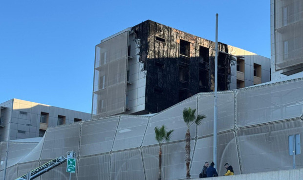 Una parte de la fachada del Hospital Santa Lucía de Cartagena ha quedado totalmente carbonizada.