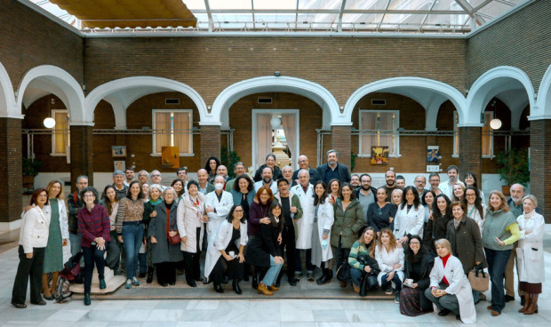 Grupo de personas de hospital posan a cámara