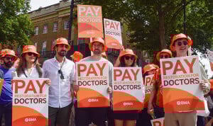 Una joven MIR cirujana cuenta en Redacción Médica cómo está viviendo la huelga nacional convocada en Reino Unido para pedir mejorar condiciones laborales