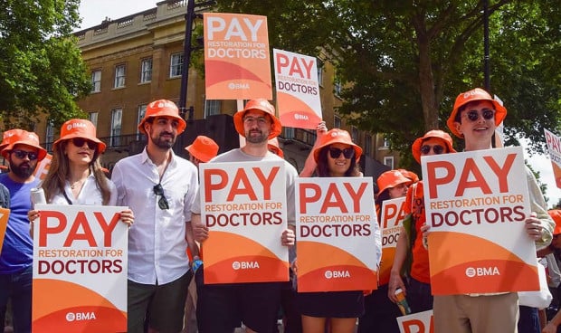 Una joven MIR cirujana cuenta en Redacción Médica cómo está viviendo la huelga nacional convocada en Reino Unido para pedir mejorar condiciones laborales