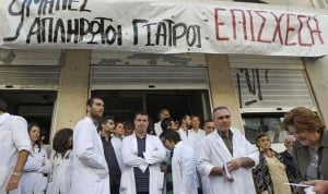 Huelga 'nivel Dios' en Grecia: los médicos tapian el Ministerio de Sanidad