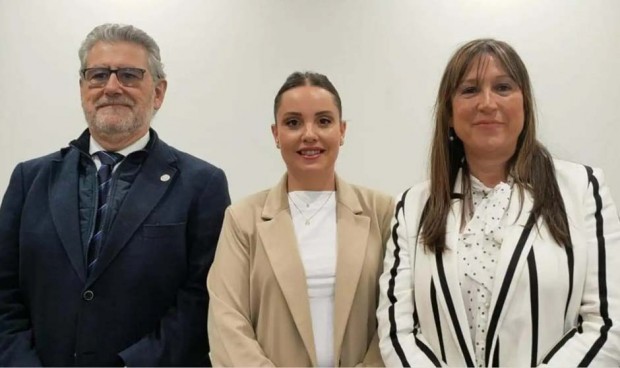 José Antonio Mayoral, Maru Díaz y Sira Repollés han presentado el grado  completo de Medicina en la Facultad de Salud y Deporte durante el curso 2024-2025.