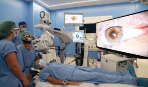 Equipo de cirujanos en la Clínica Vila Parc de Ibiza realiza una operación ocular guiada por el microscopio ZEISS ARTEVO 850 con visualización 3D.