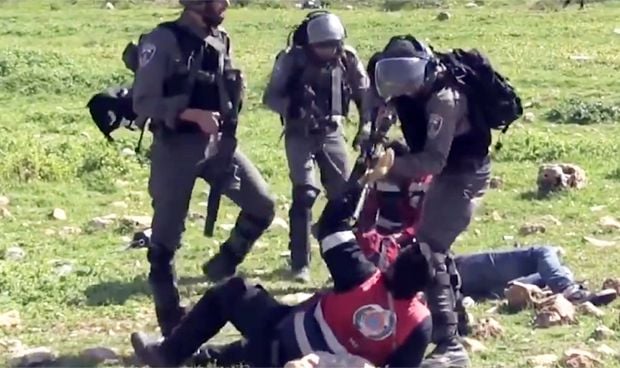 Increíble: así tratan los soldados israelíes a los médicos en Gaza