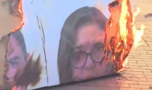 Independentistas catalanes queman una foto de la consejera Manuela García