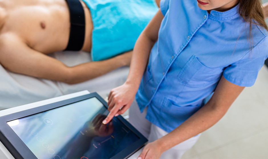  Fisioterapeuta usando la IA en consulta. Los fisioterapeutas madrileños, pioneros al apoyarse en la IA para potenciar la escucha activa, gran carencia en la comunicación clínica