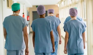 Los interinos del SNS, ante el laberinto judicial: "Es dignidad, no dinero".