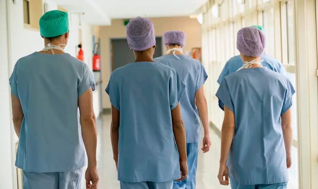 Los interinos del SNS, ante el laberinto judicial: "Es dignidad, no dinero".