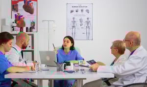 Un informe del Centro de Estudios SIMEG que estudia las jubilaciones de profesionales en Medicina Interna y las nuevas plazas MIR creadas en esta modalidad en los próximos años vaticina una alta tasa de paro en la disciplina en las décadas por venir.