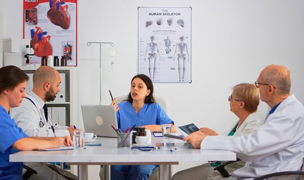 Un informe del Centro de Estudios SIMEG que estudia las jubilaciones de profesionales en Medicina Interna y las nuevas plazas MIR creadas en esta modalidad en los próximos años vaticina una alta tasa de paro en la disciplina en las décadas por venir.