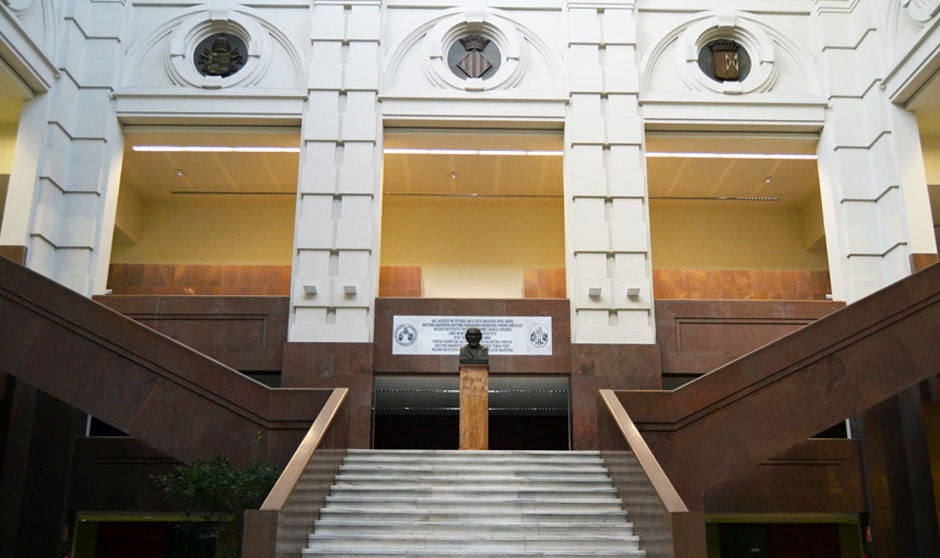 Una escalera en un edificio público