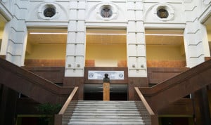 Una escalera en un edificio público