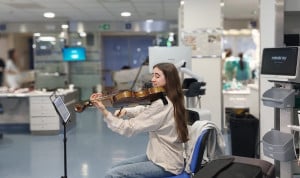 Irati Gañán tocando su viola en el Hospital de Galdakao para ayudar a que los días de los pacientes sean más amenos.