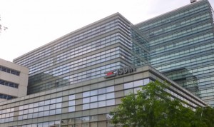 Isdin, acusada de vender como 50+ una crema solar de protección 15