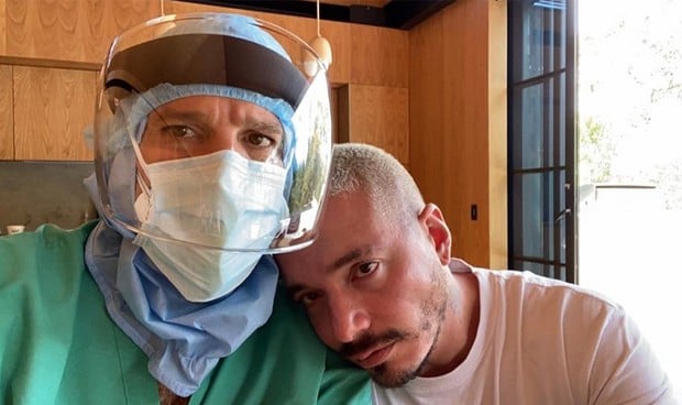 J Balvin da las gracias a sus médicos tras pasar el Covid... sin mascarilla