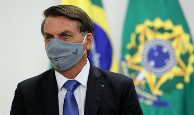 Covid: Bolsonaro llama "idiotas" a quienes piden comprar más vacunas