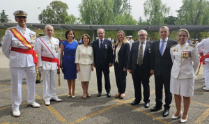  El presidente del Cgcof, Jesús Aguilar, recibe la Cruz del Mérito Militar.
