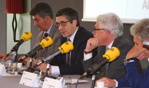 Jesús María Fernández arropa a Patxi López durante su cólico nefrítico