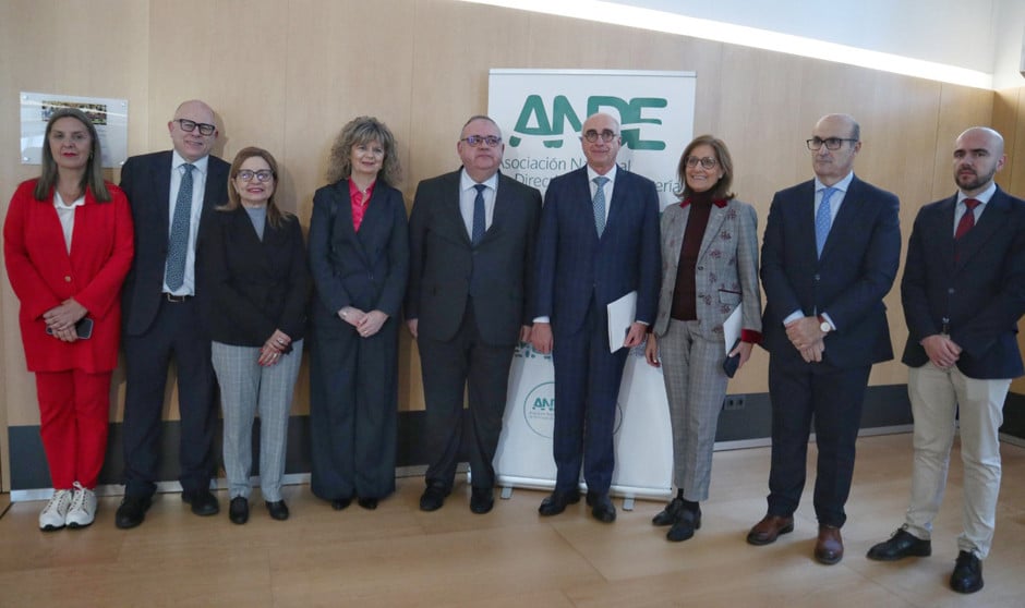 Jesús Sanz con su equipo y el consejero de Sanidad de Castilla y León, Alejandro Vázquez