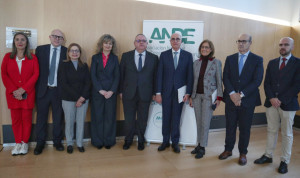 Jesús Sanz con su equipo y el consejero de Sanidad de Castilla y León, Alejandro Vázquez
