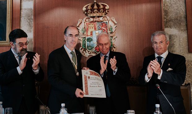 Jesús Vázquez Almuiña ingresa en la Academia Médico-Quirúrgica de España